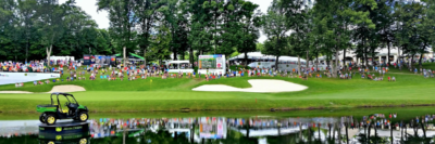 Golftoernooi met toeschouwers op de achtergrond