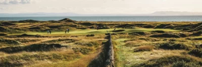 Links golfbaan - green met golfer