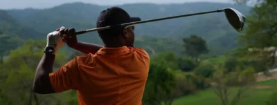 Man toont Apple Watch bij golfswing