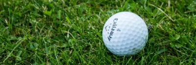 callaway golfbal op het gras