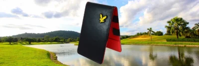 golf scorekaart houder met golfbaan op achtergrond