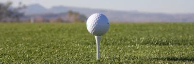golfbal op een tee