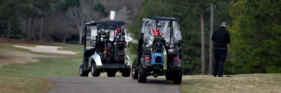 golfcarts en een golfer