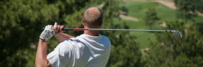 golfer aan einde van swing op de tee