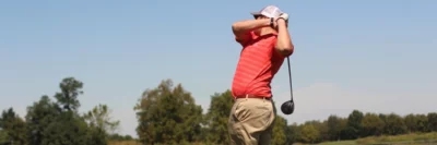 golfer die afslaat met een driver