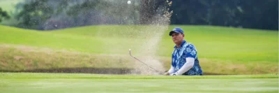 golfer die uit bunker speelt
