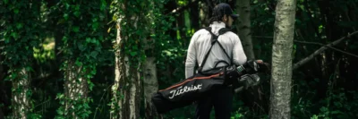 golfer met carry bag