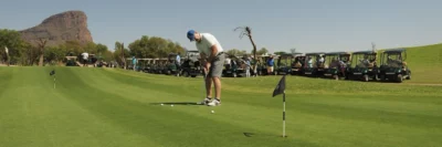 golfer op oefengreen