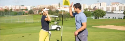 golfers (man en vrouw) geven high-five