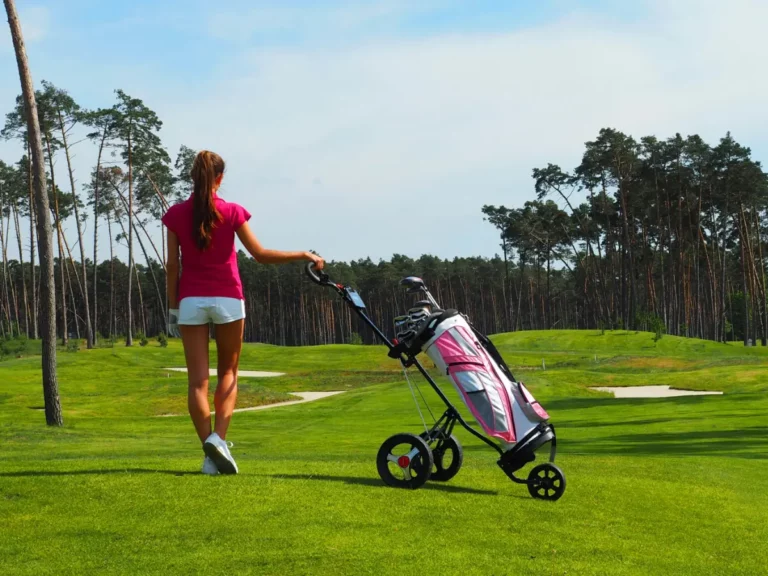 golfreizen - vrouw op golfbaan