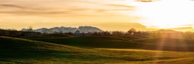laagstaande zon op golfbaan