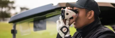 man met redtiger rangefinder