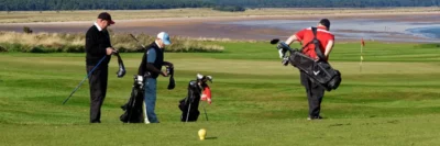 senior golfers op golfbaan