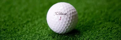titleist golfbal op kuntstgras mat