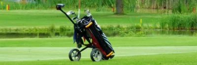 twiewiel golftrolley met golftas bij green