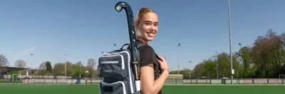meisje met hockey rugzak