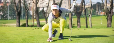 Vrouwelijke golfer op de green